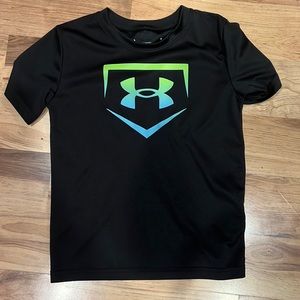 Boys Under Armour, dri fit short sleeve. Size 6